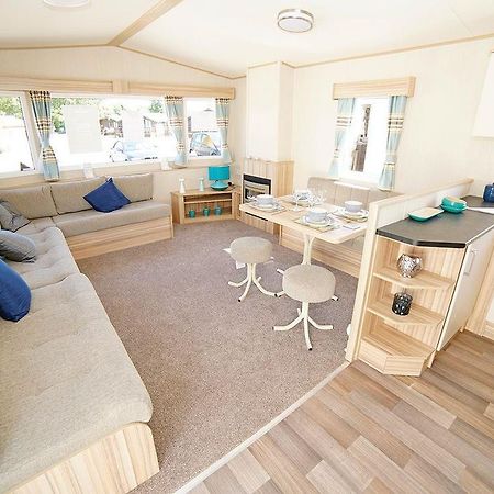 Hoburne Cotswold Hotel South Cerney Esterno foto
